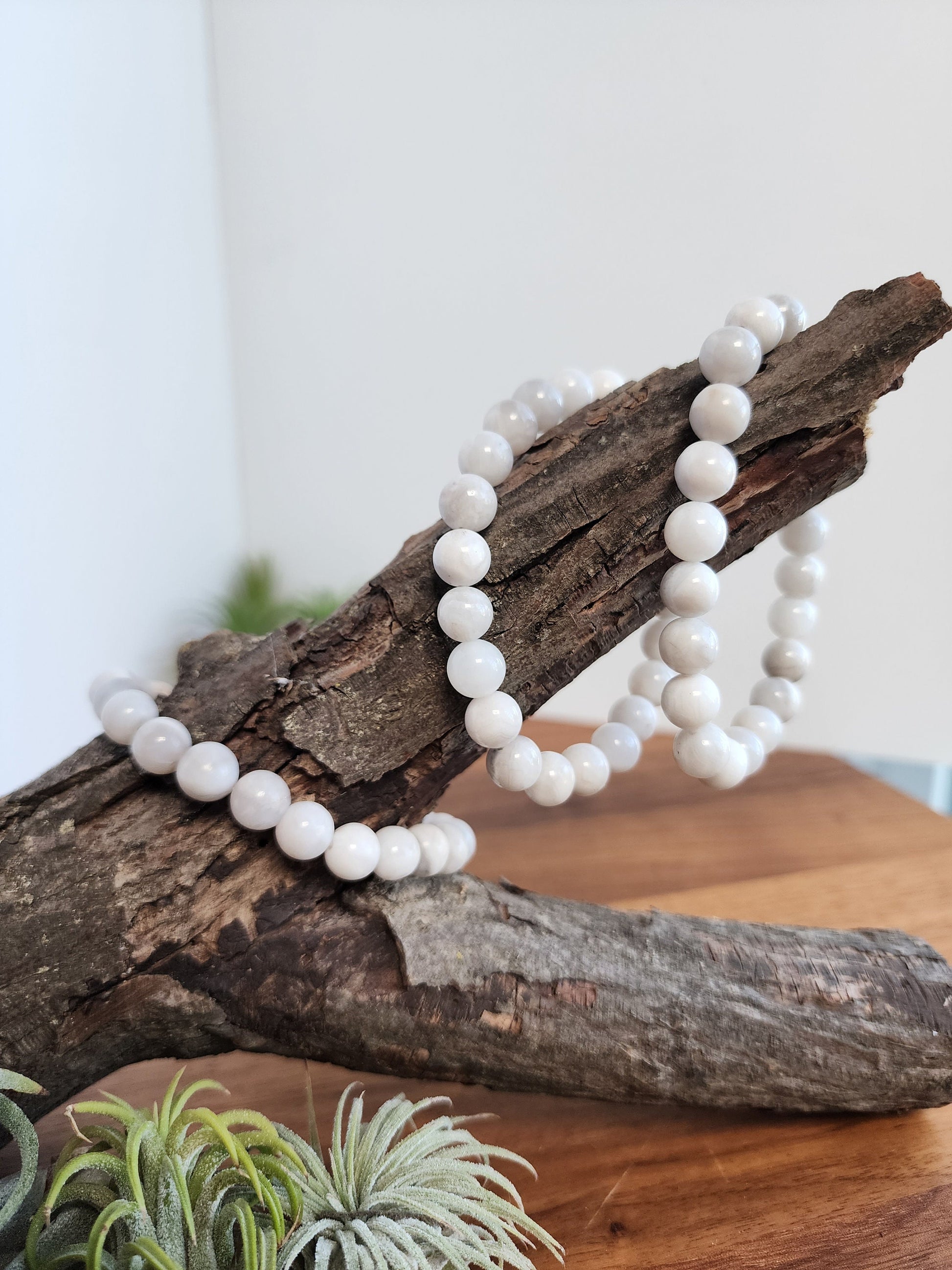 White Crazy Lace | 8MM Crystal Bracelet | Gray & White Banded Agate | Classy and Sublte Jewelry for everyday outfits | Minimal Style