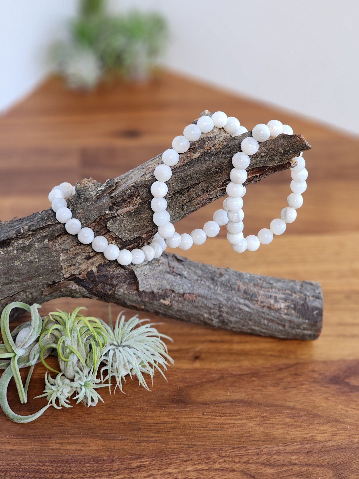 White Crazy Lace | 8MM Crystal Bracelet | Gray & White Banded Agate | Classy and Sublte Jewelry for everyday outfits | Minimal Style
