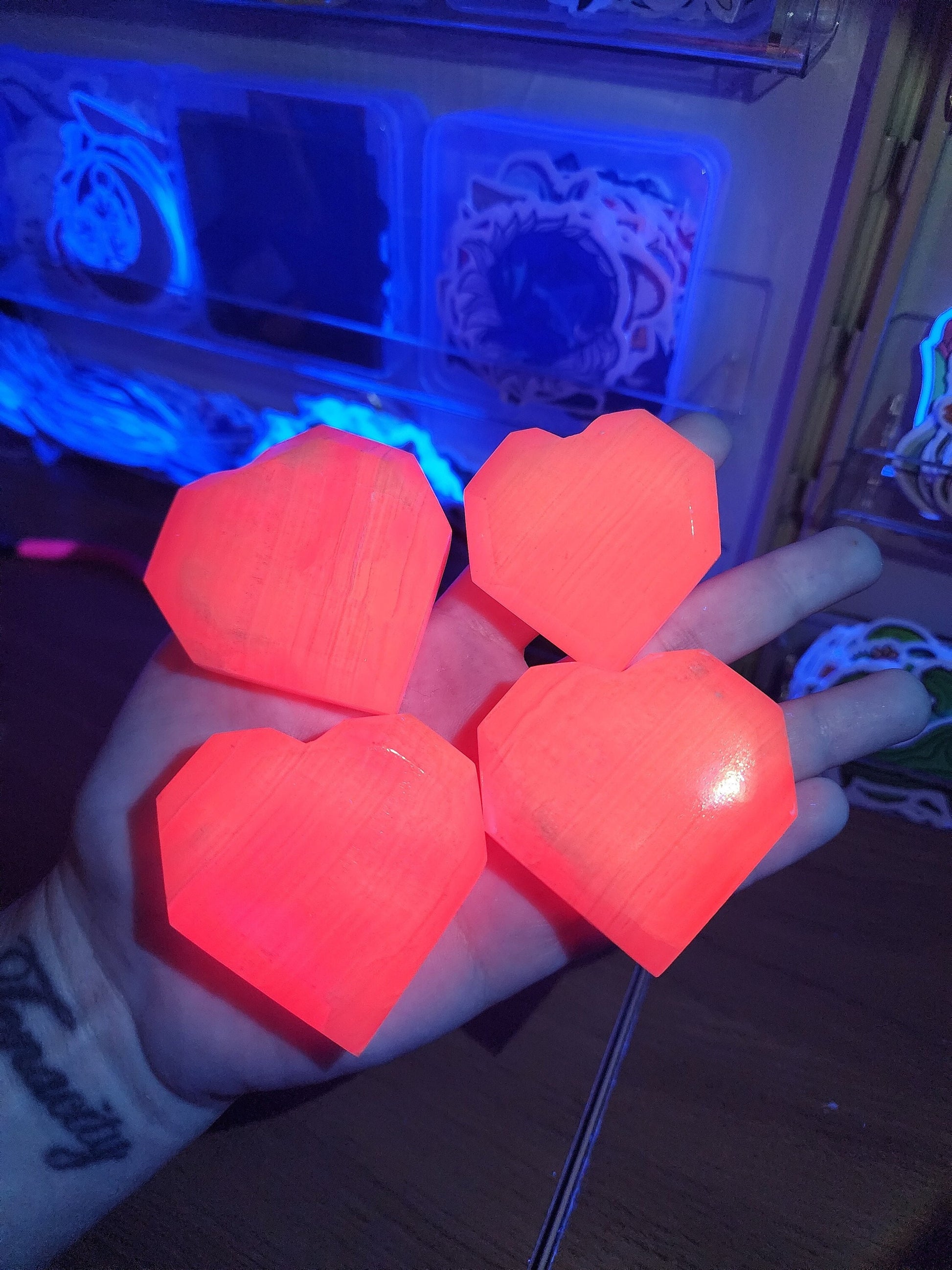 UV Reactive Pink Mangano Faceted Hearts. These beauties react under 365 and 395 beam uv lightsand blacklights. Neon Crystal Decor awaits!