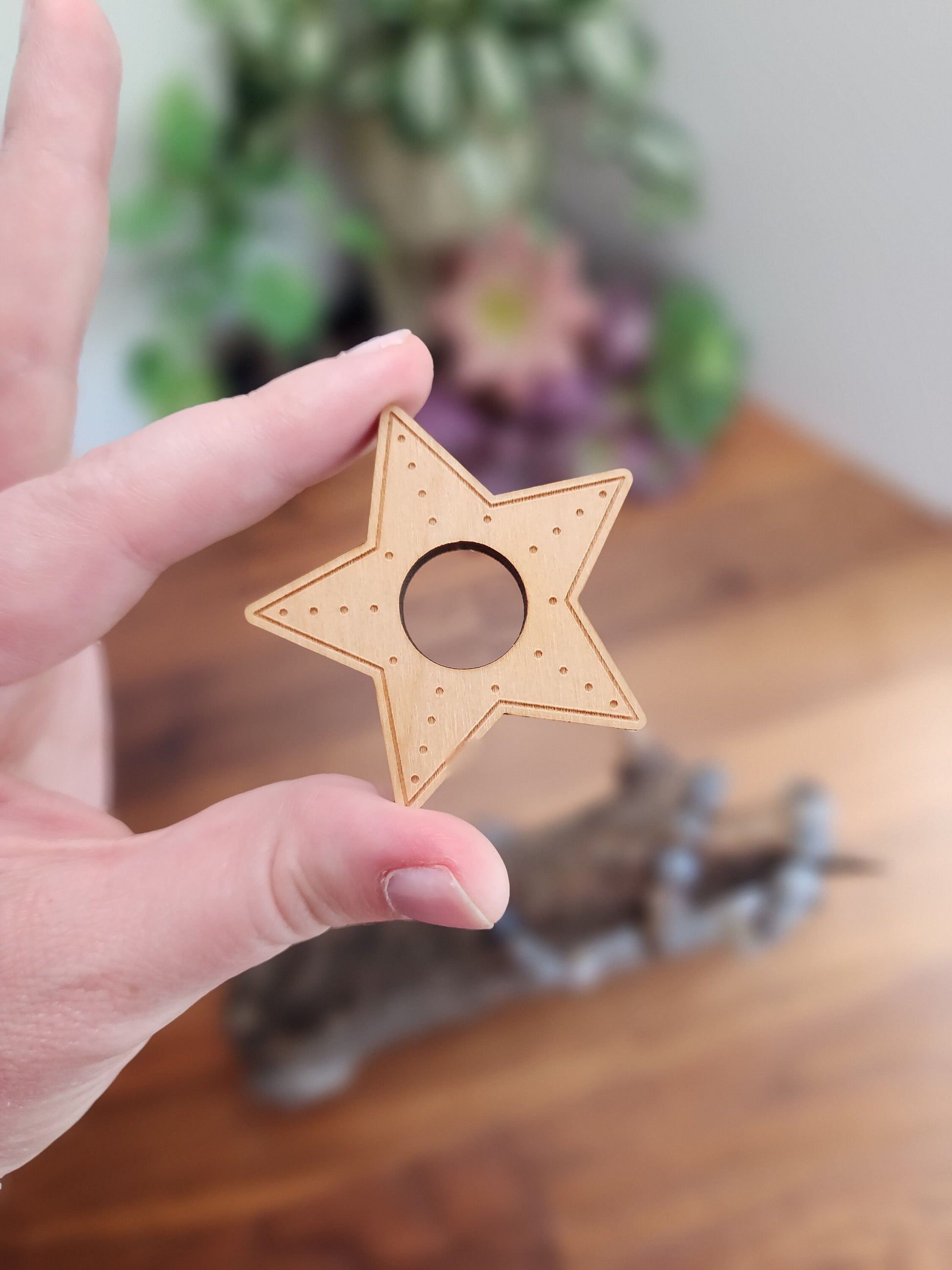 Star Shaped Sphere Stand: Wood Display for Crystals & Baseballs