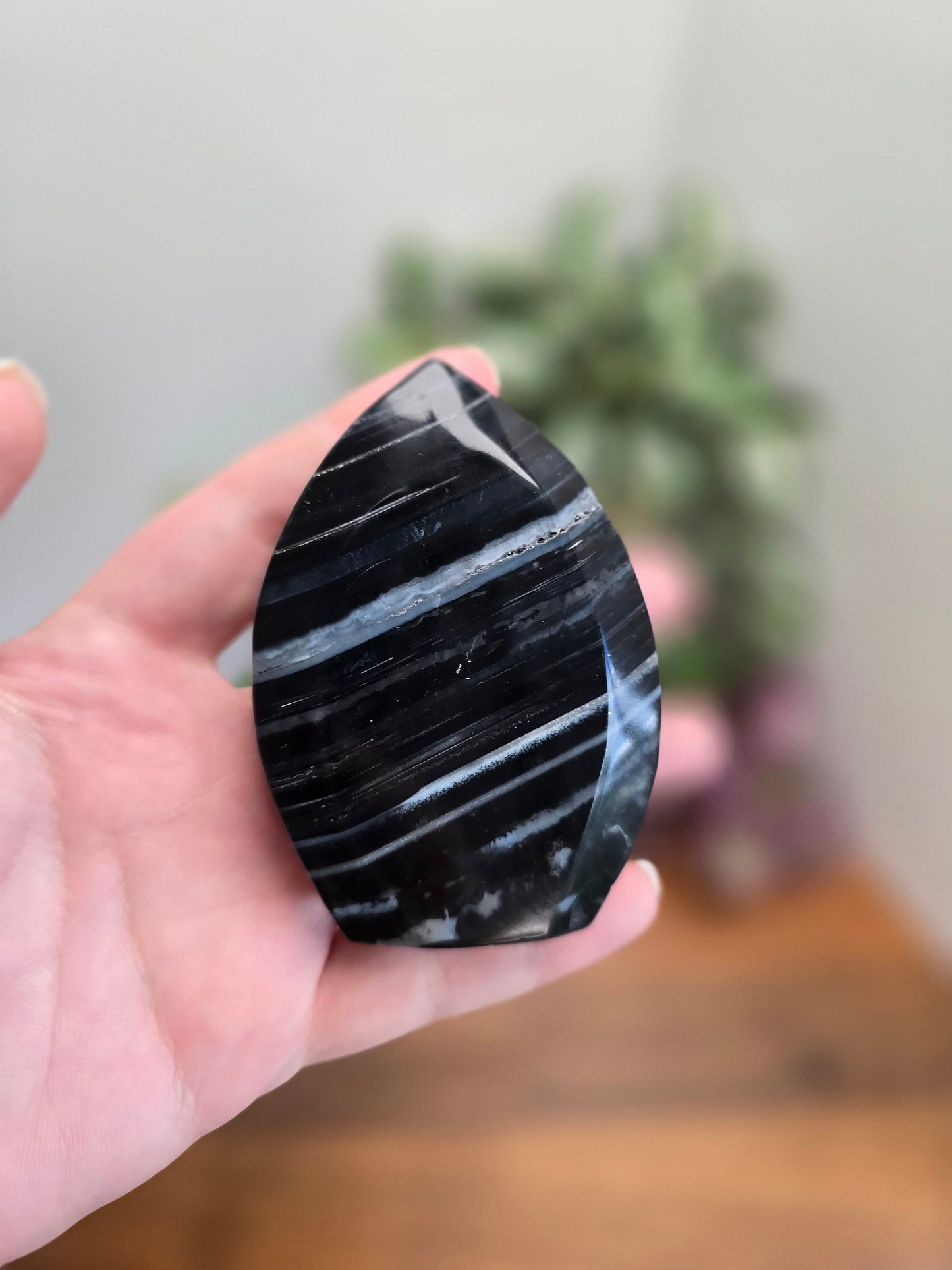 Banded Onyx Free Form: Black and White Storm Crystal (3")
