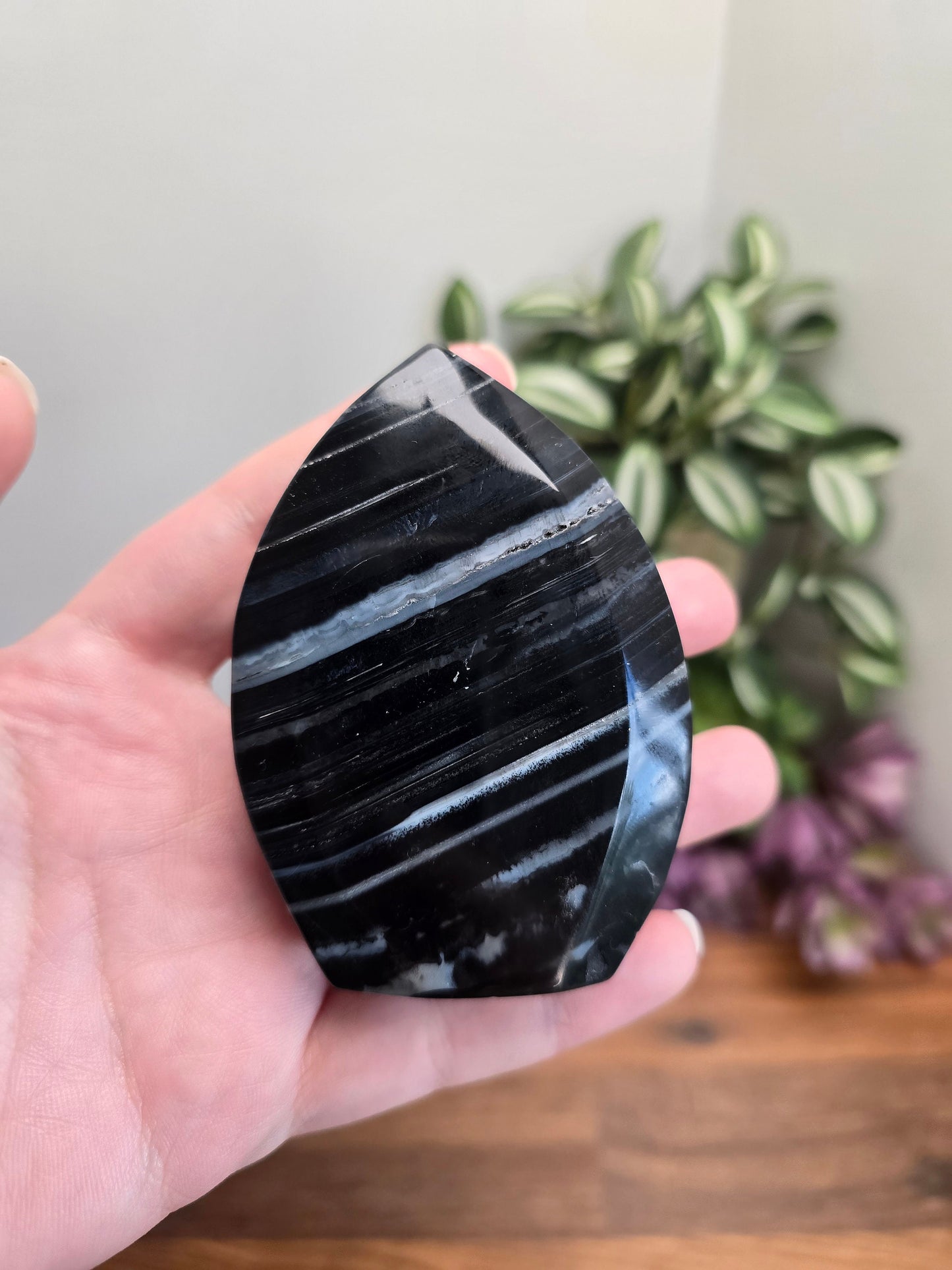 Banded Onyx Free Form: Black and White Storm Crystal (3")