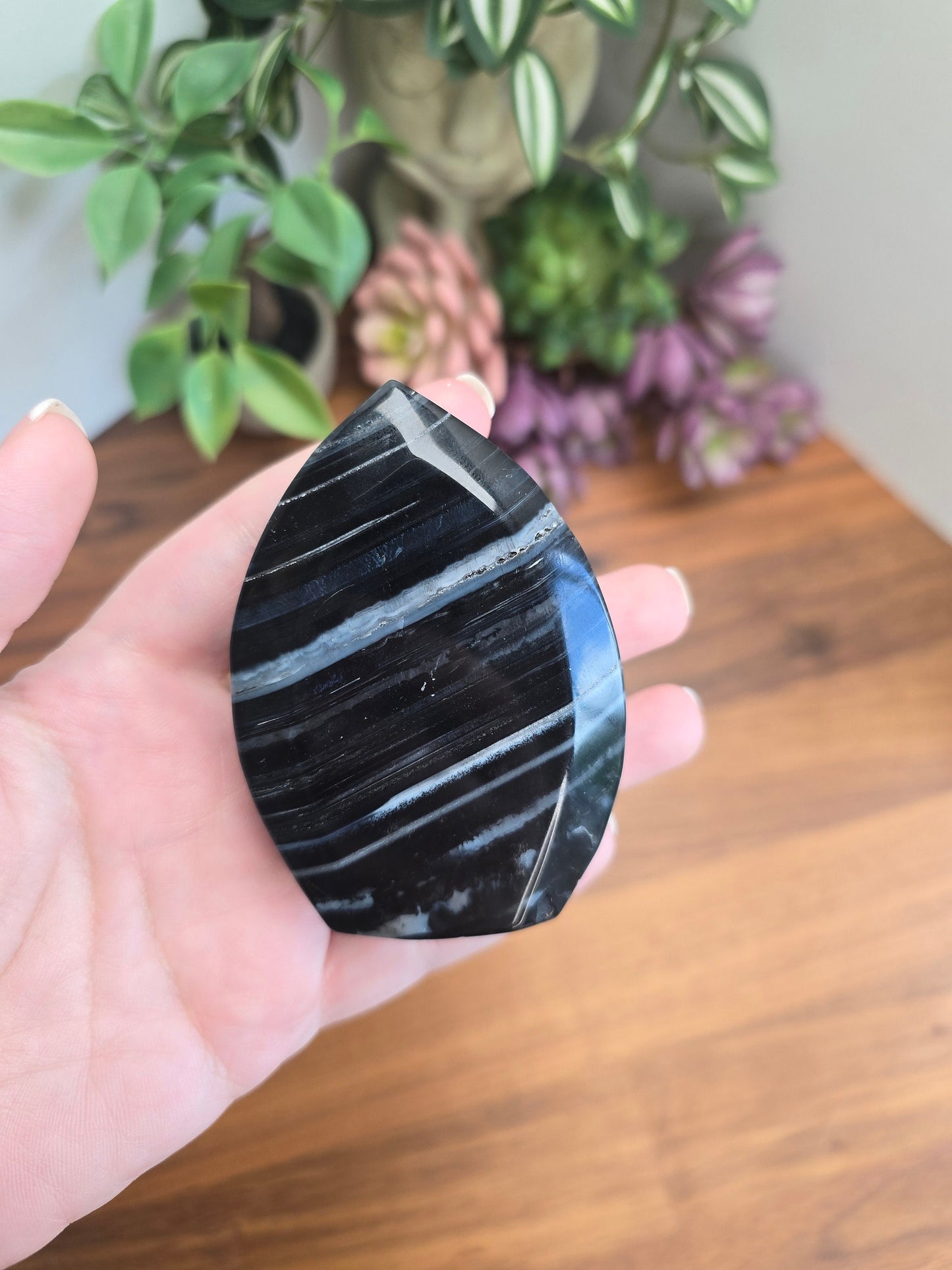 Banded Onyx Free Form: Black and White Storm Crystal (3")