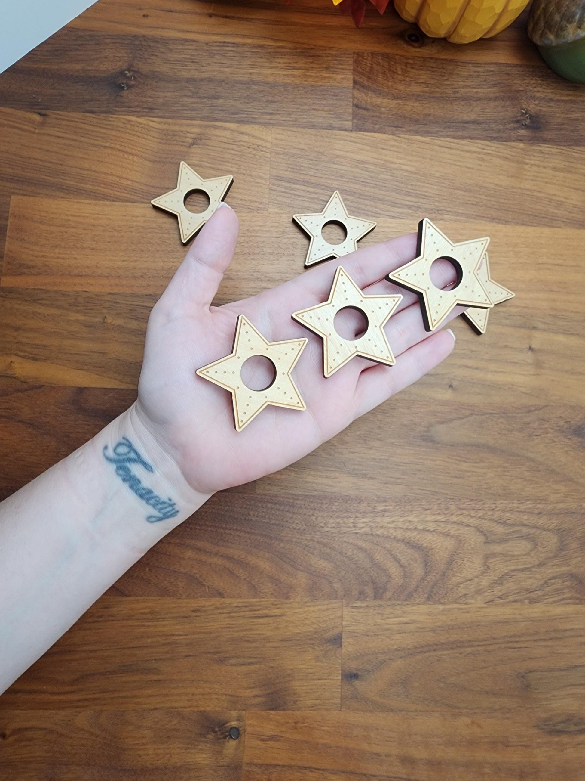 Star Shaped Sphere Stand: Wood Display for Crystals & Baseballs