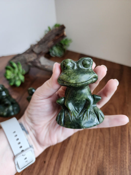 Green Crystal Frog Carving: Fancy Froggy Decor, 3 Inches