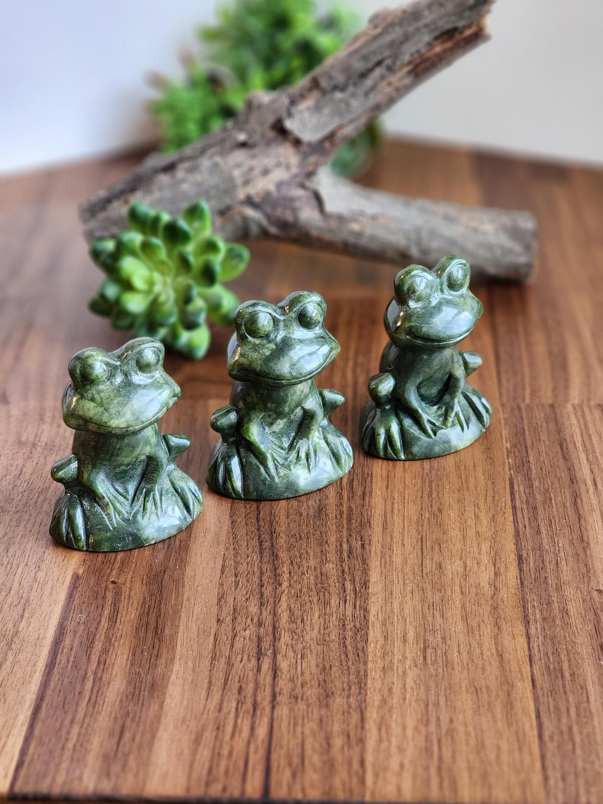 Green Crystal Frog Carving: Fancy Froggy Decor, 3 Inches