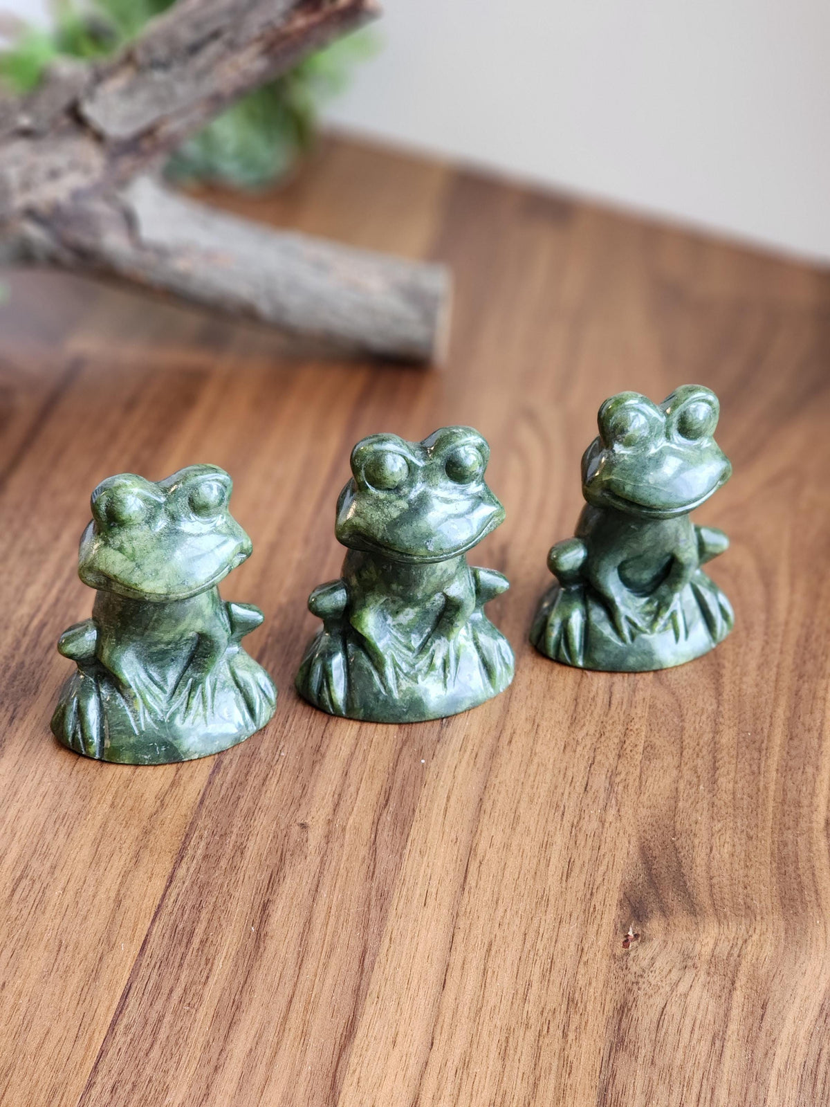 Green Crystal Frog Carving: Fancy Froggy Decor, 3 Inches