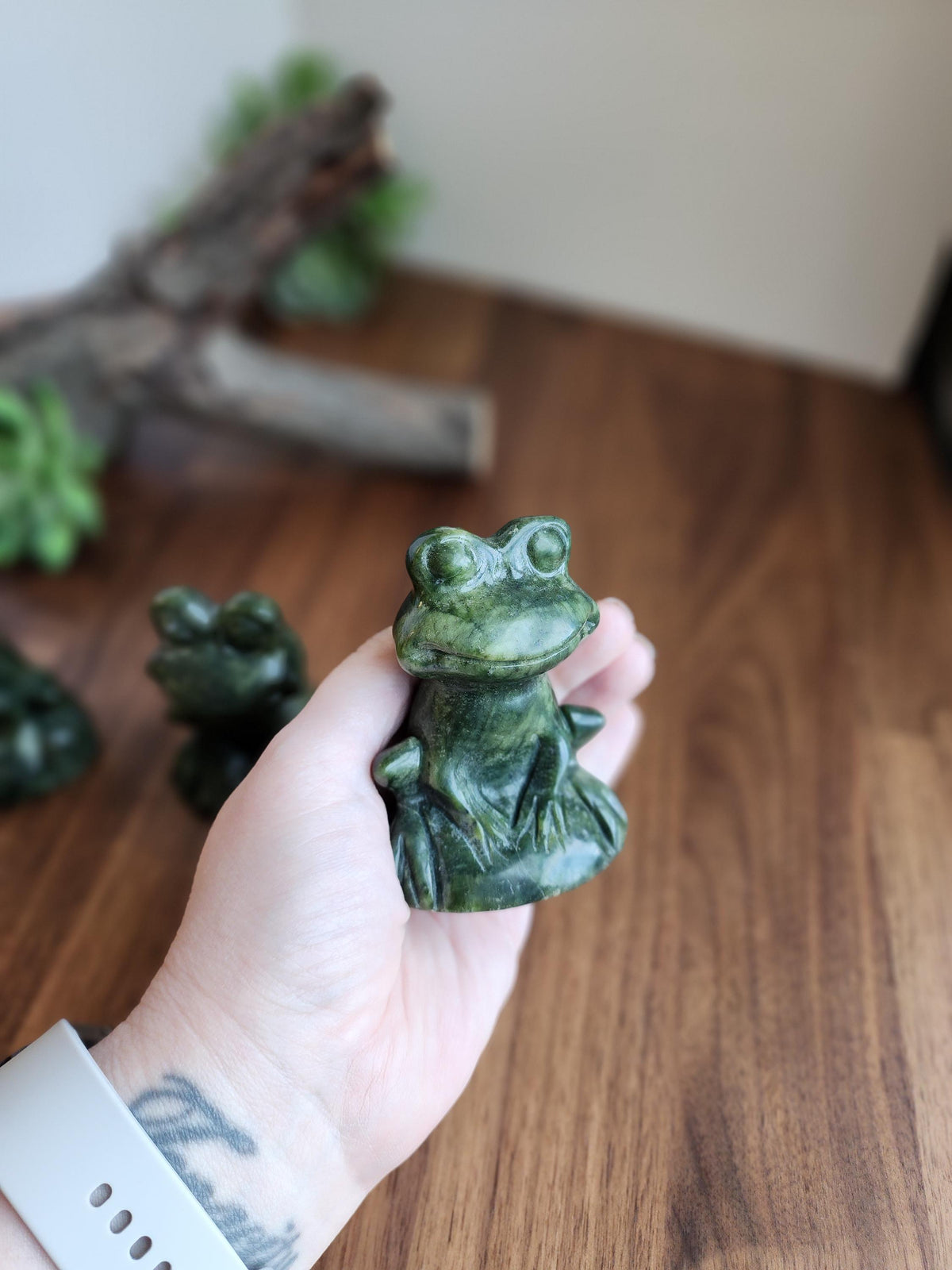 Green Crystal Frog Carving: Fancy Froggy Decor, 3 Inches