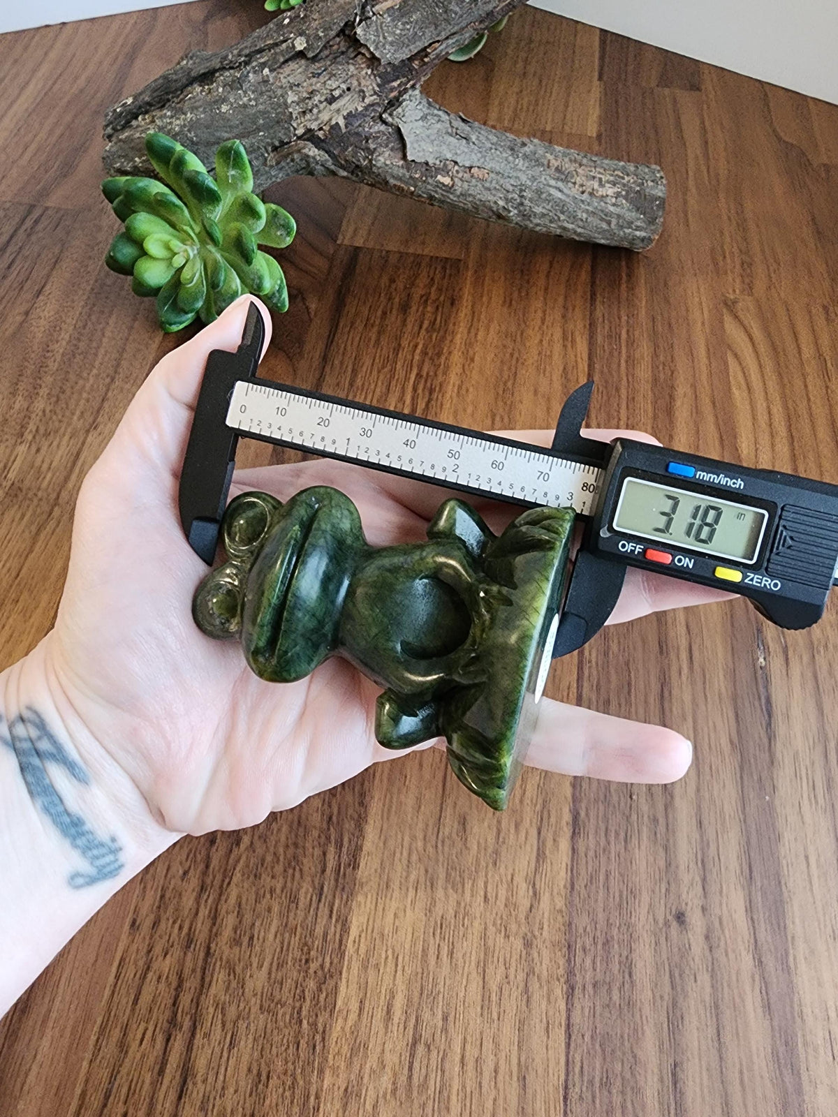Green Crystal Frog Carving: Fancy Froggy Decor, 3 Inches