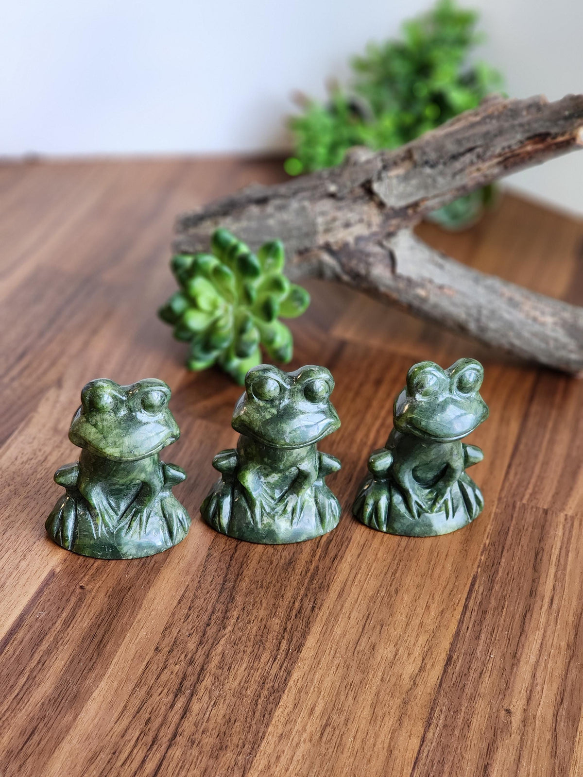 Green Crystal Frog Carving: Fancy Froggy Decor, 3 Inches